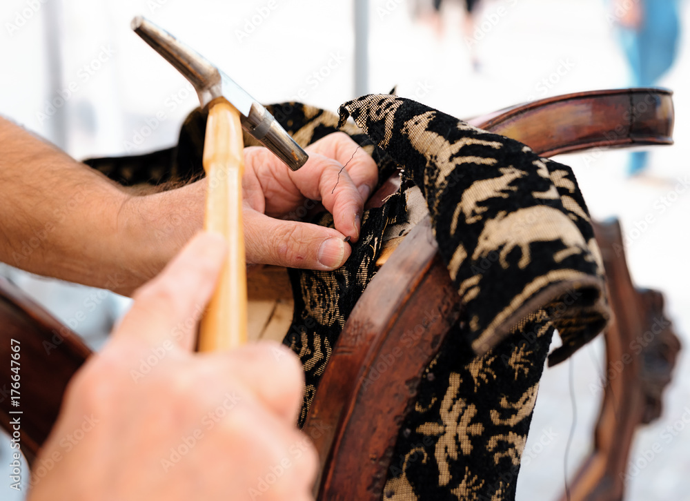 Foto upholsterer at work