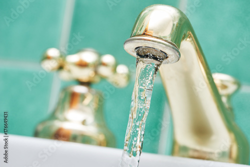 Fotografía faucet tap with flowing water