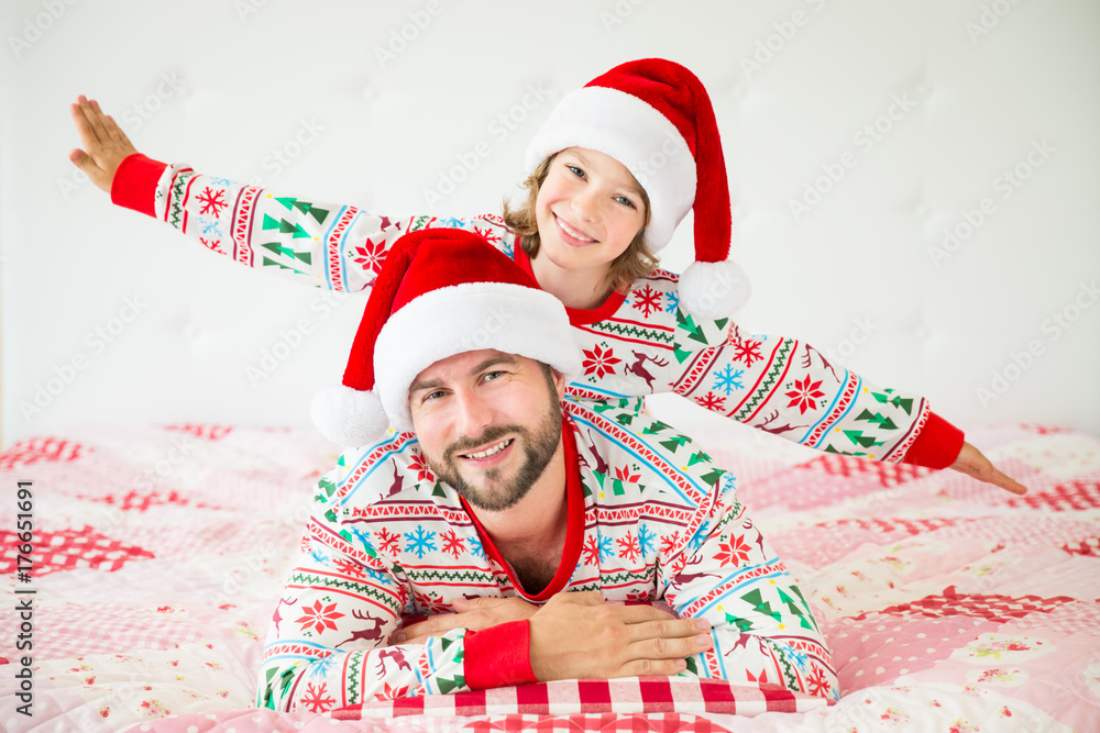 Obraz premium Happy family in Christmas eve