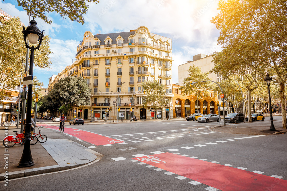 Naklejka premium Widok ulicy z pięknymi budynkami w Barcelonie