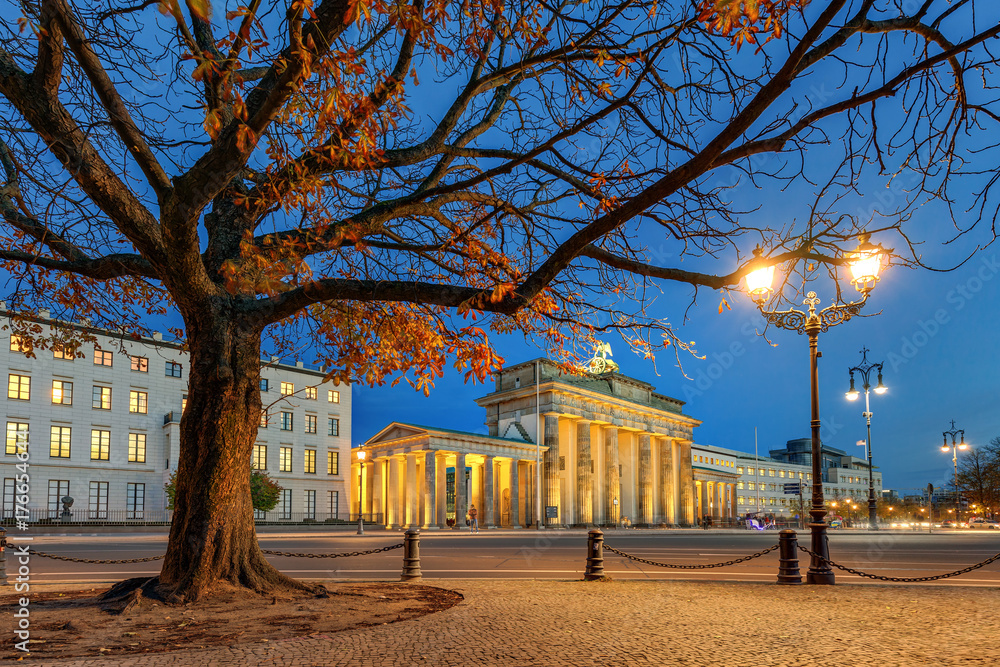 Obraz premium Brandenburg gate or Brandenburger Tor in Berlin, Germany. Herbst abends.