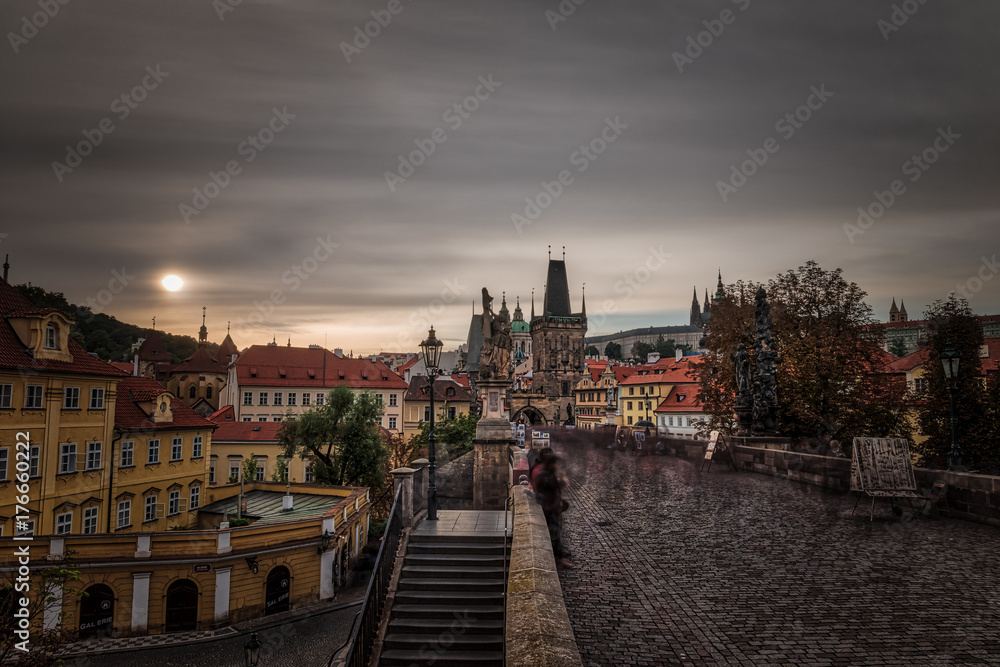 Obraz premium Walking on the Charles Bridge at sunset, Prague