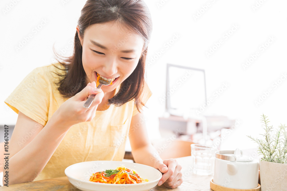 食事をする女性