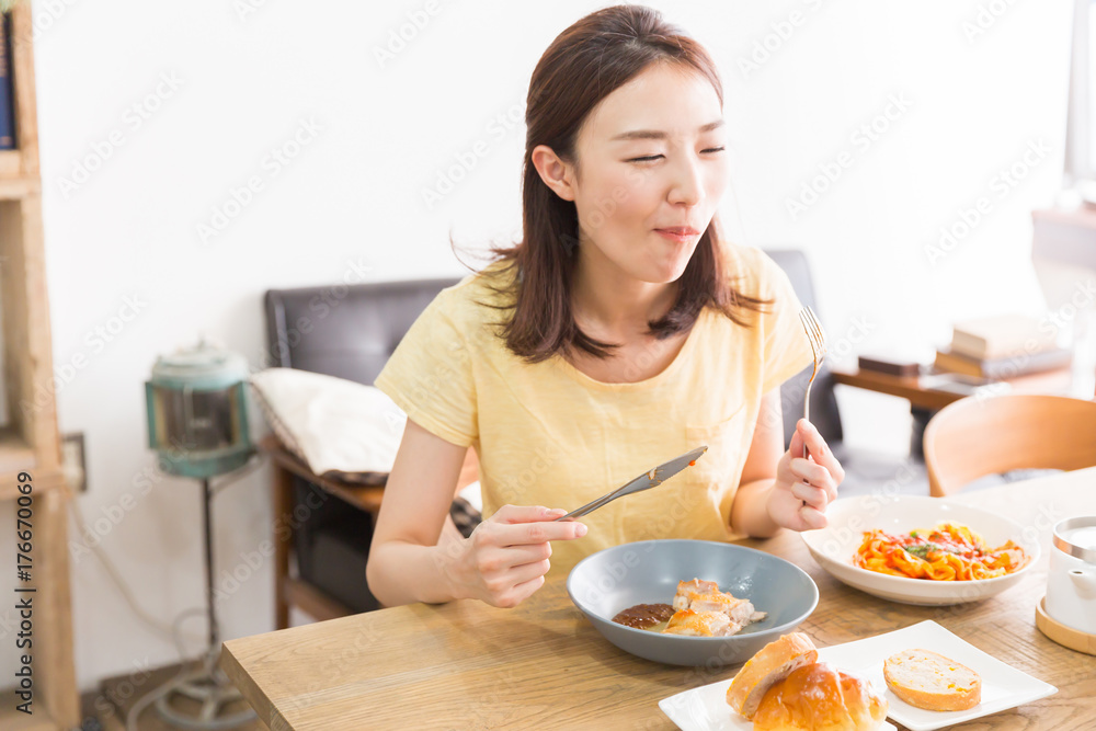 食事をする女性 食事をする女性