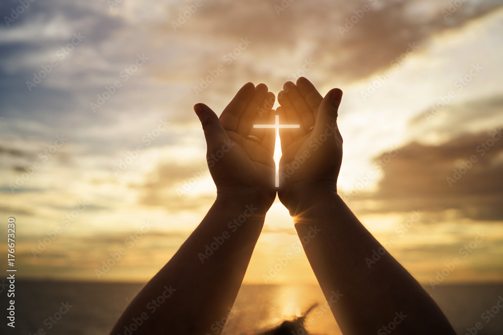 Fototapeta premium Ludzkie ręce otwierają dłoń do kultu Terapia eucharystyczna Błogosławcie Boga, pomagając odpokutować Katolicka wielkanocna wielka modlitwa Tło koncepcji chrześcijańskiej.