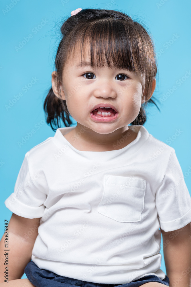Naklejka premium Little girl showing her teeth
