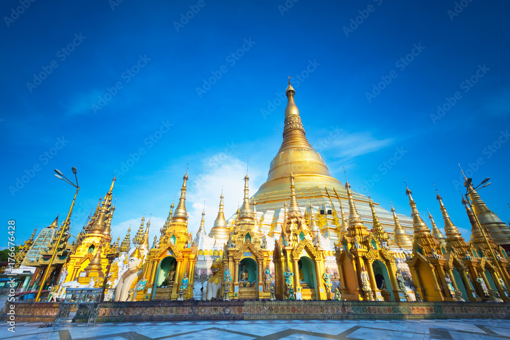 Naklejka premium Shwedagon pagoda, Yangon Myanmar
