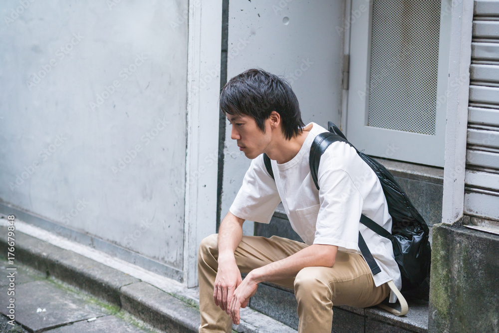 階段に腰掛ける男性 階段に腰掛ける男性
