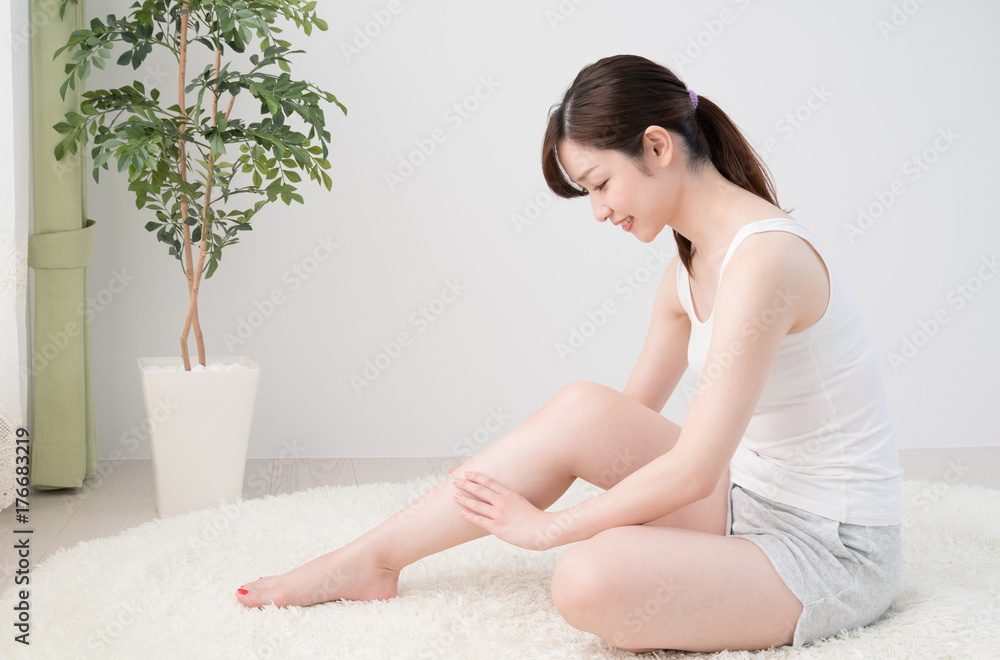 セルフマッサージをする女性 ふくらはぎ 脹脛 足 美脚 Stock Photo Adobe Stock