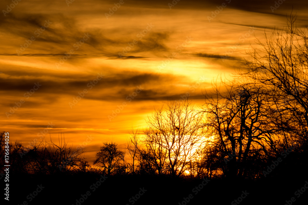 Sonnenuntergang der Himmel brennt