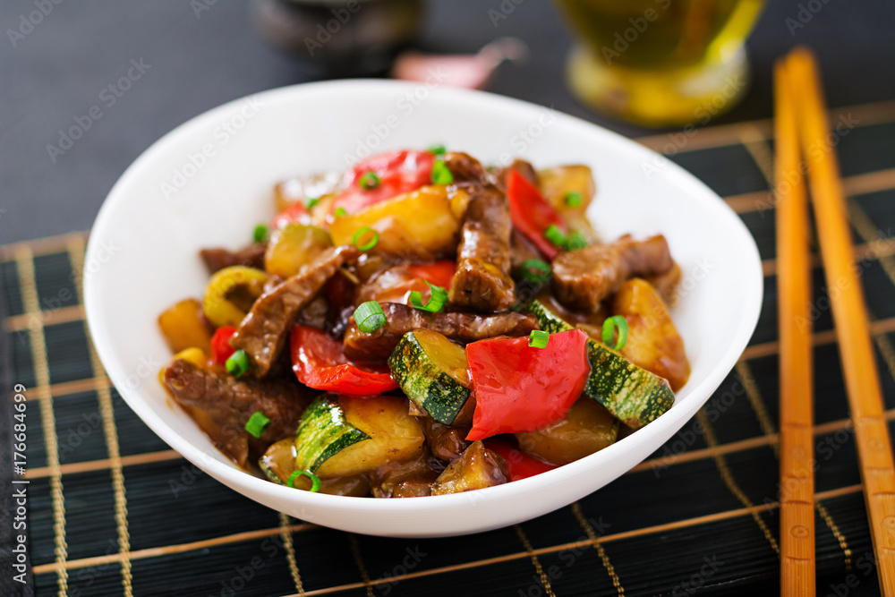 Stir fry beef, sweet peppers, zucchini and green apples Stir fry beef, sweet peppers, zucchini and green apples