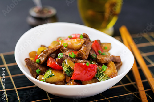 Stir fry beef, sweet peppers, zucchini and green apples
