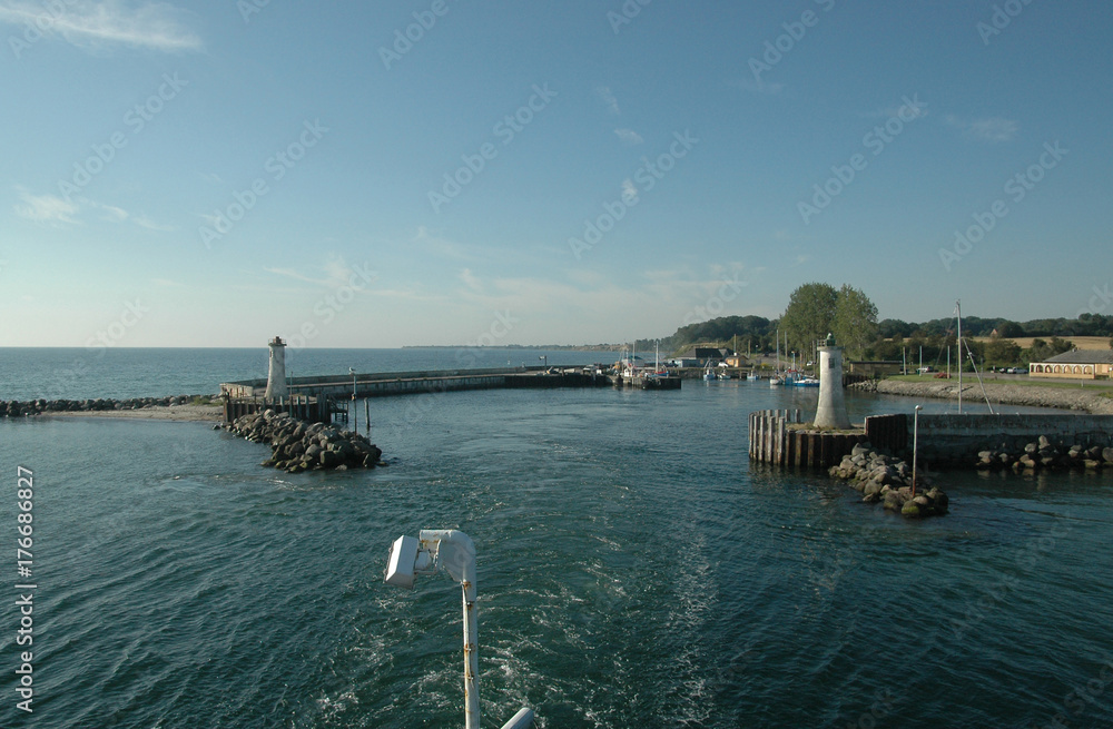 Fototapeta premium Leaving port on a ship.