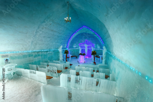 Foto Stunning ice church interior view in Fagaras mountains, Transylvania, Romania