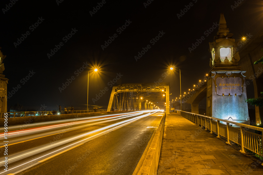 夜景・橋の上、光の道