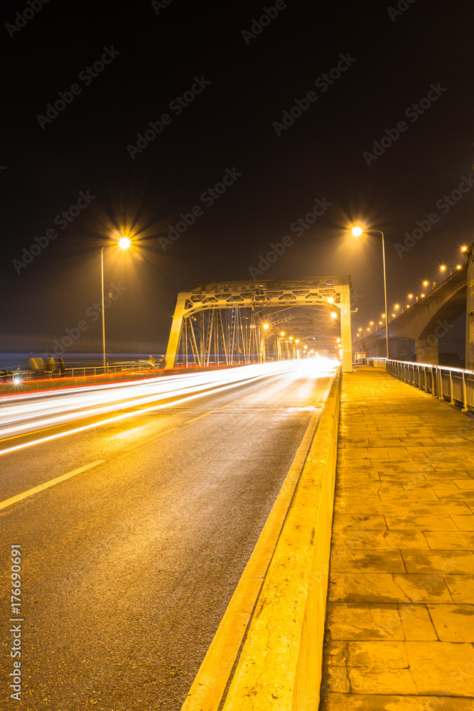 夜景・橋の上、光の道