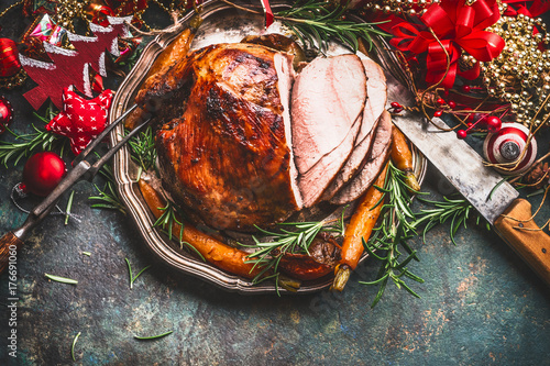 Canvastavla Christmas ham served with roasted vegetables and festive decorations on vintage background in retro color, top view, place for text