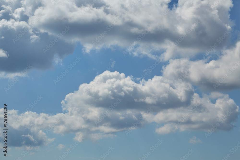 Obraz premium Thick clouds in the clear sky