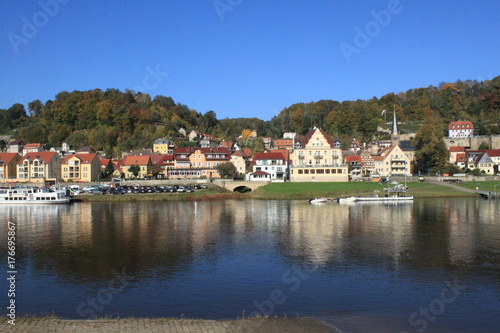Goldener Oktober an der Elbe / Blick auf Stadt Wehlen