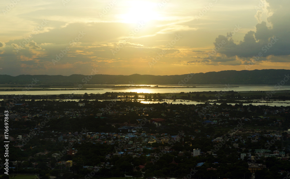 coucher de soleil sur Mandalay