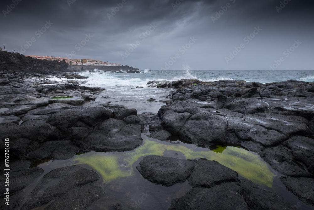 Fototapeta premium Schwarze Steinküste auf Teneriffa