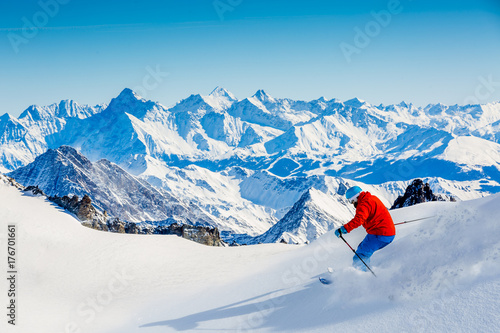 Narciarstwo White Valley Chamonix z niesamowitą panoramą Grandes Jorasses i Dent du Geant z Aiguille du Midi, góry Mont Blanc, Górna Sabaudia, Francja