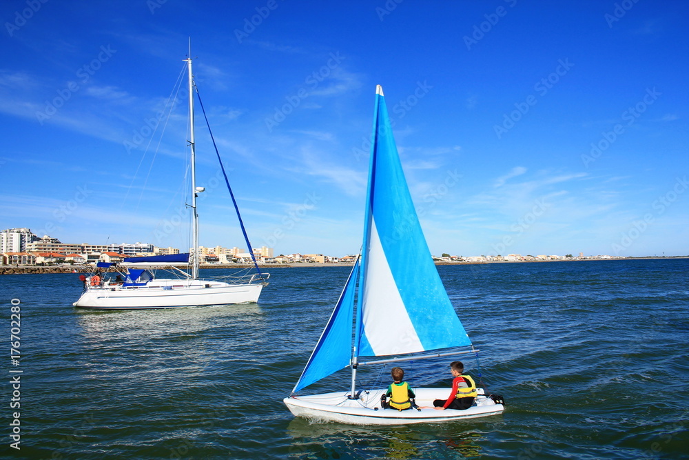 Naklejka premium Pratique de la voile en méditerranée, France