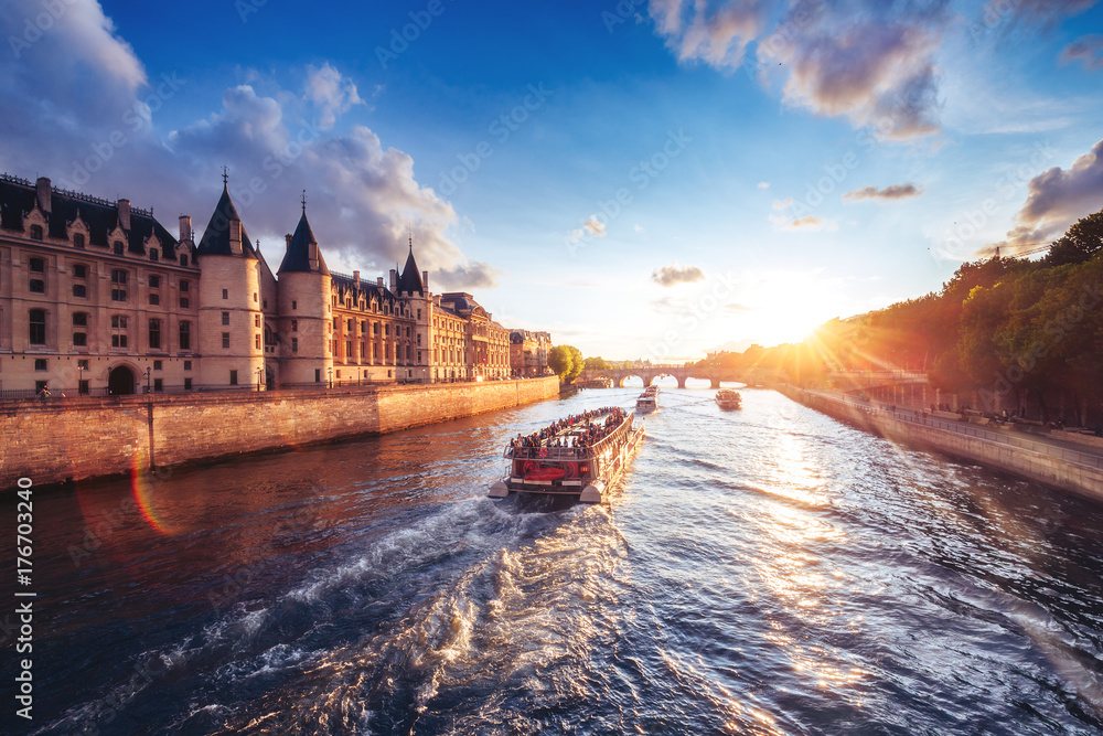Dramatic sunset over river Seine in Paris, France, with Conciergerie and Pont Neuf. Colourful travel background. Romantic cityscape. - obrazy, fototapety, plakaty 