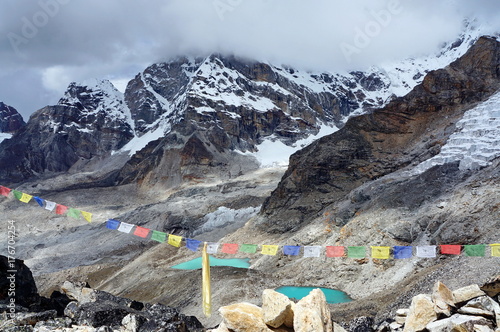 Молитвенные флаги Лунгта на фоне гряды Гималайских гор.