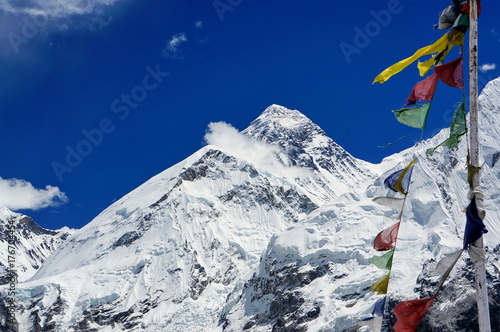 Вершина горы Эверест и буддийские флаги Лунгта. photo