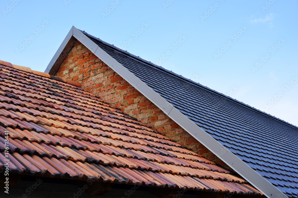 Hausdach Detail mit verschiedenen Dachschindeln Hausdach Detail mit verschiedenen Dachschindeln