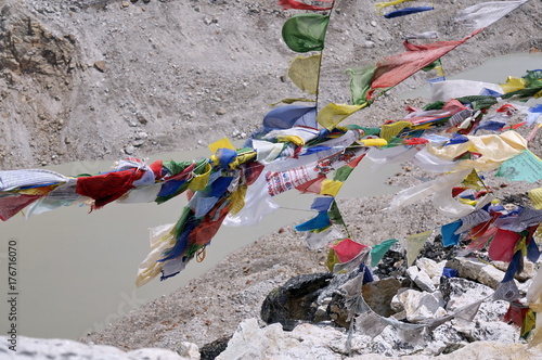 молитвенные флаги Лунгта стоят на верху долины в Гималаях. photo