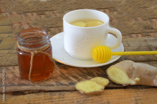 Hot drink for treatment. Autumn. Honey. Ginger. tea. Tablets for the treatment of protoplasts. alternative medicine. health