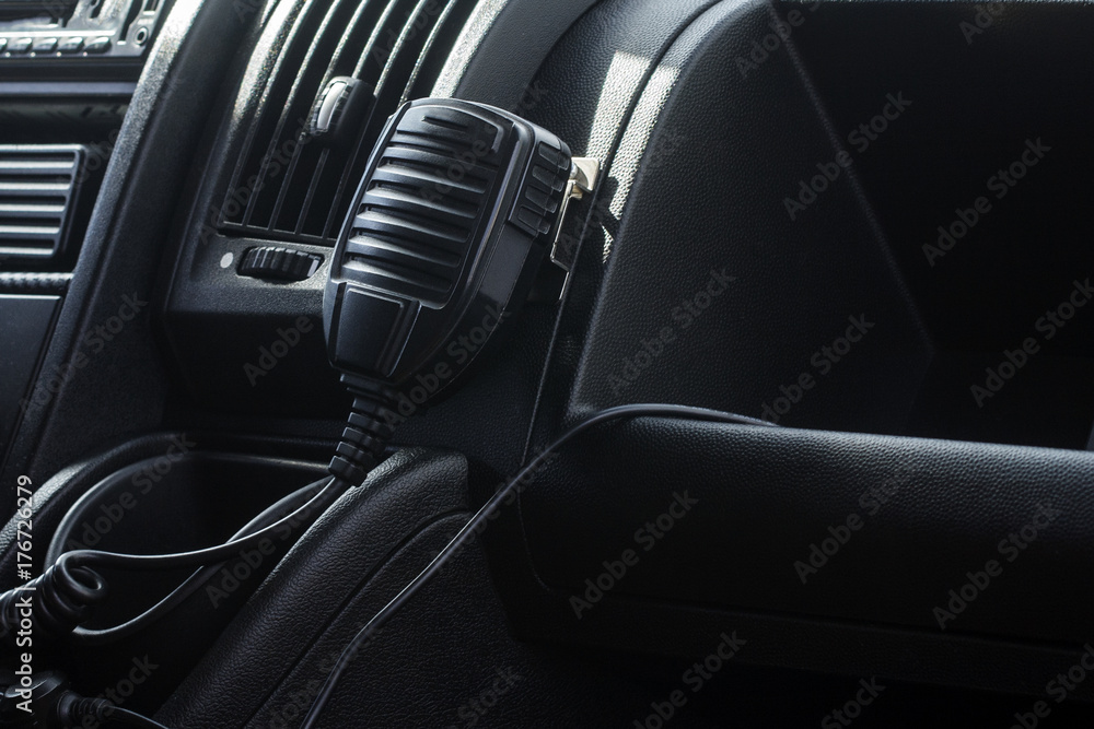 Obraz premium Walkie-talkie na desce rozdzielczej w karetce