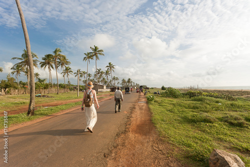 Billede på lærred Walking at the beach of Toduwala, Sri Lanka
