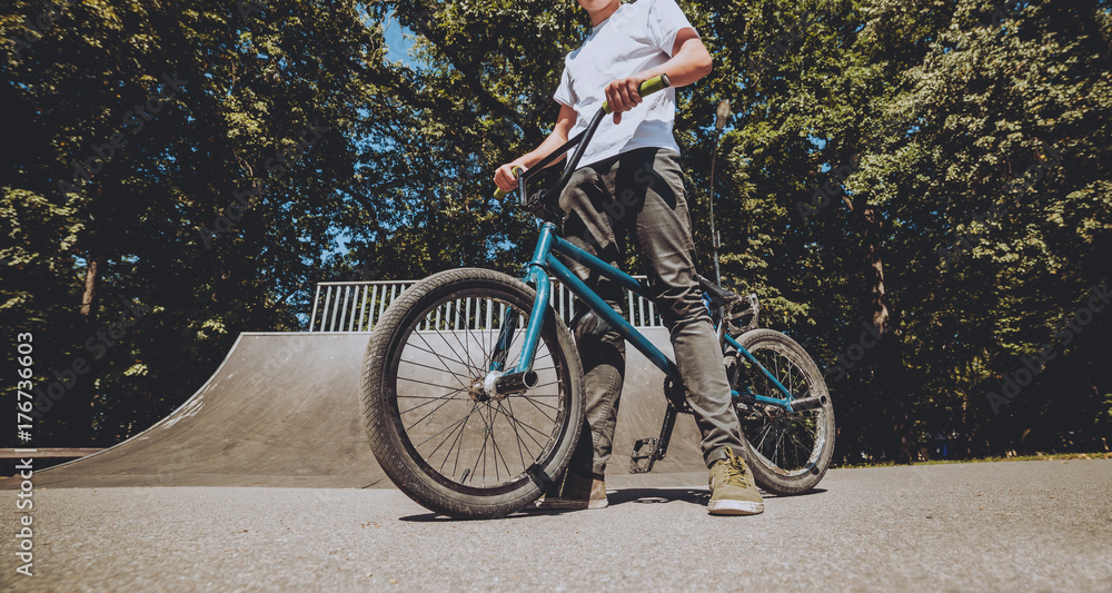 Naklejka premium Bmx rider performing tricks at skatepark.