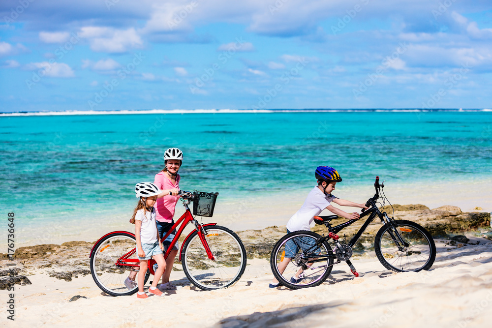 Fototapeta premium Family on bike ride
