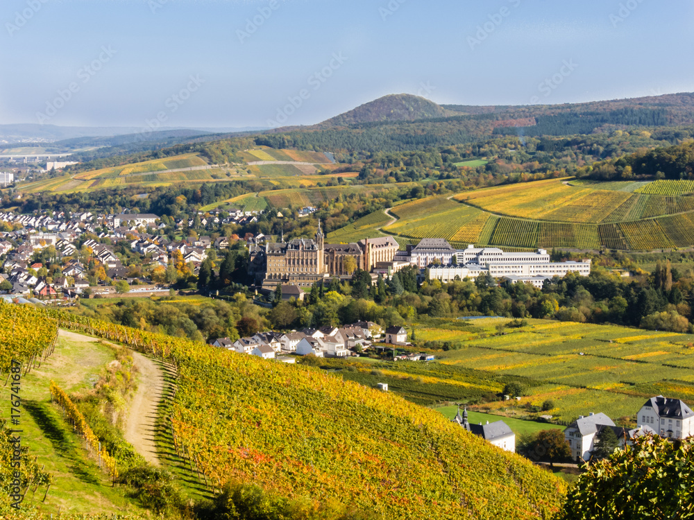 Ahrweiler – Kloster Calvarienberg und Weinberge im Herbst