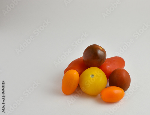 Φωτογραφία Colorful vegetable heirloom tomatoes on white background