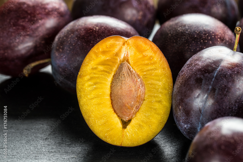 Obraz premium Fresh blue plums