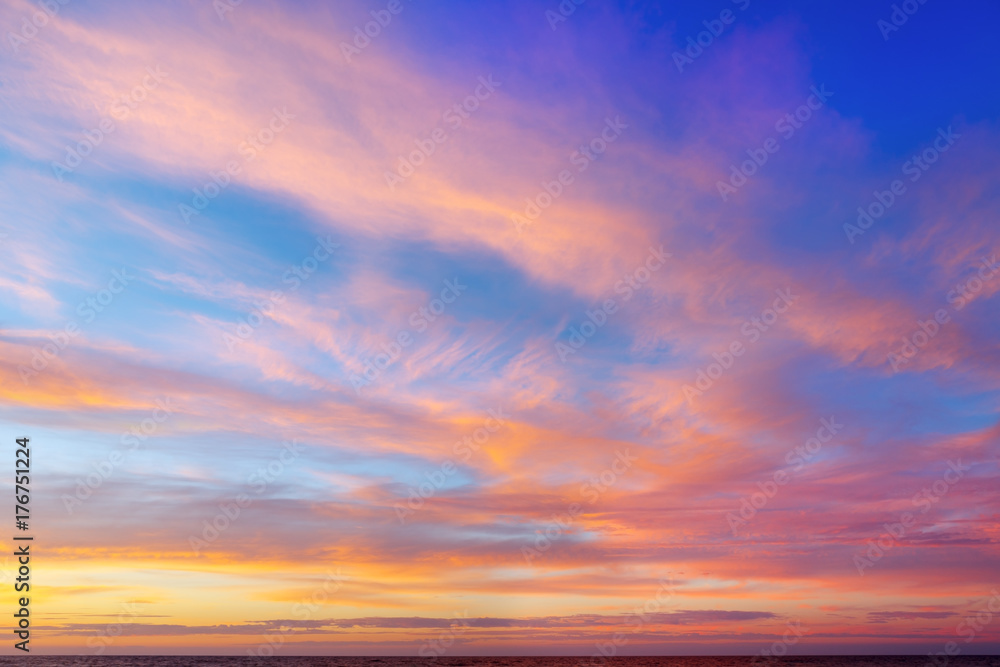 Naklejka premium Piękne wieczorne niebo z różowymi chmurami. Zachód słońca nad morzem