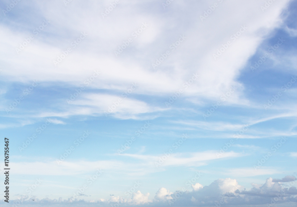 Ciel bleu avec des nuages 