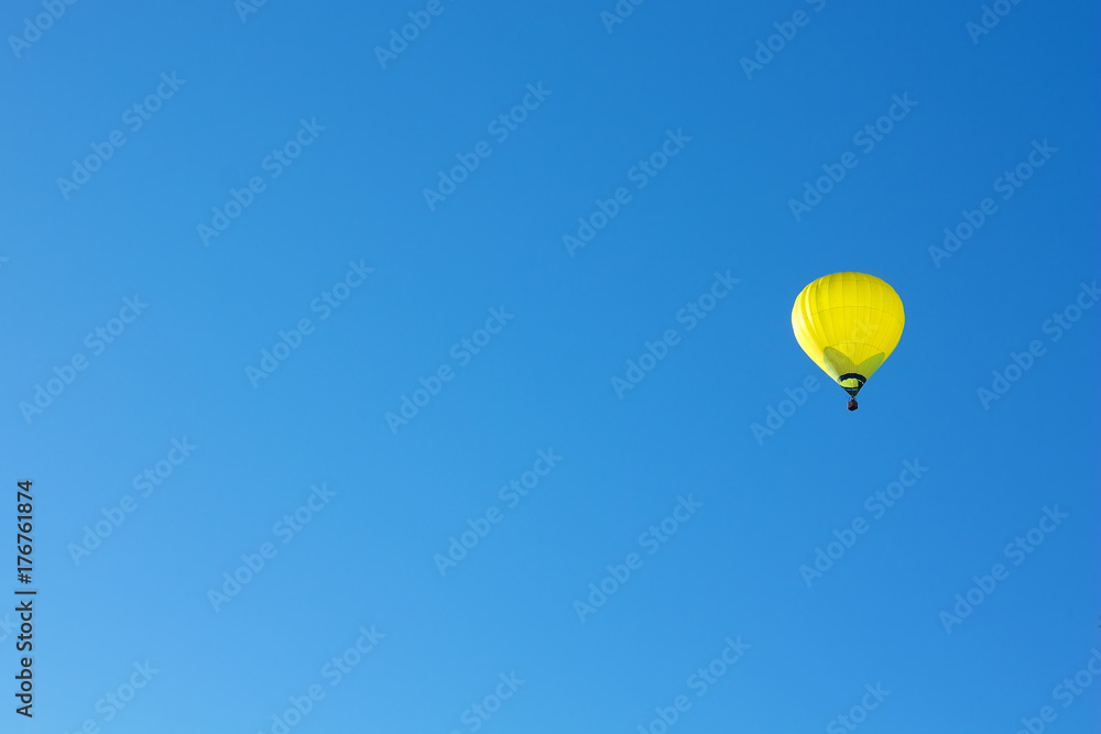 Naklejka premium Yellow hot air ballon on blue sky.