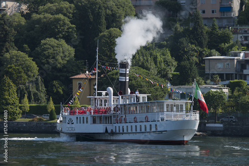 Fotografi Boat sailing at Lake Como.