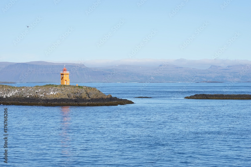 Leuchtturm auf einer kleinen Insel im Breidafjord / Autofähre zu den Westfjorden / Island
