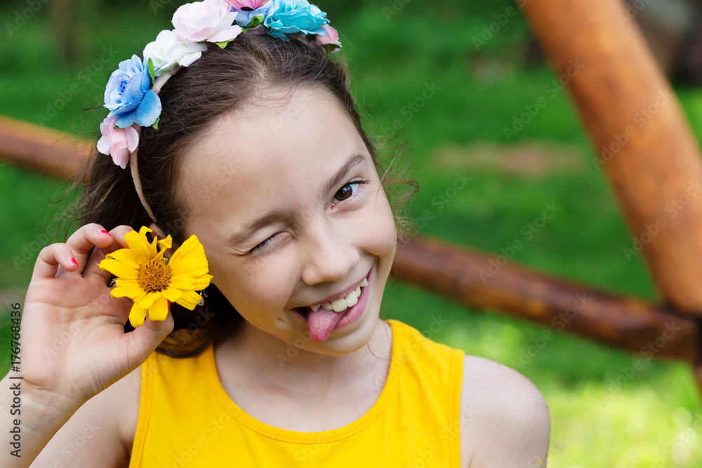 Φωτογραφία Portrait of cute preteen girl smiling with tongue sticking out