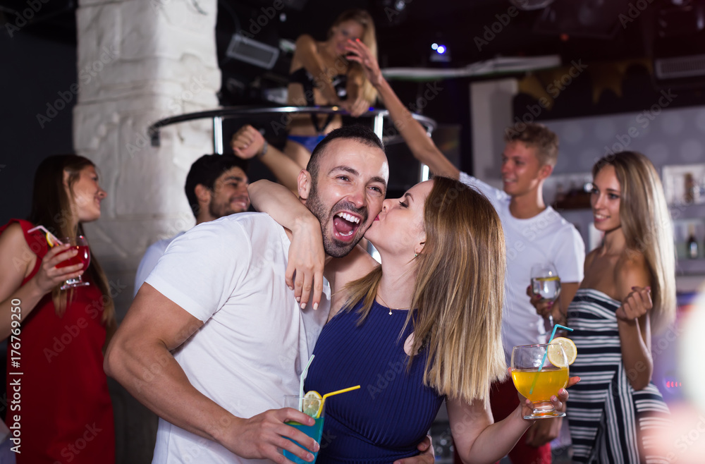 Obraz premium happy people together in the night club