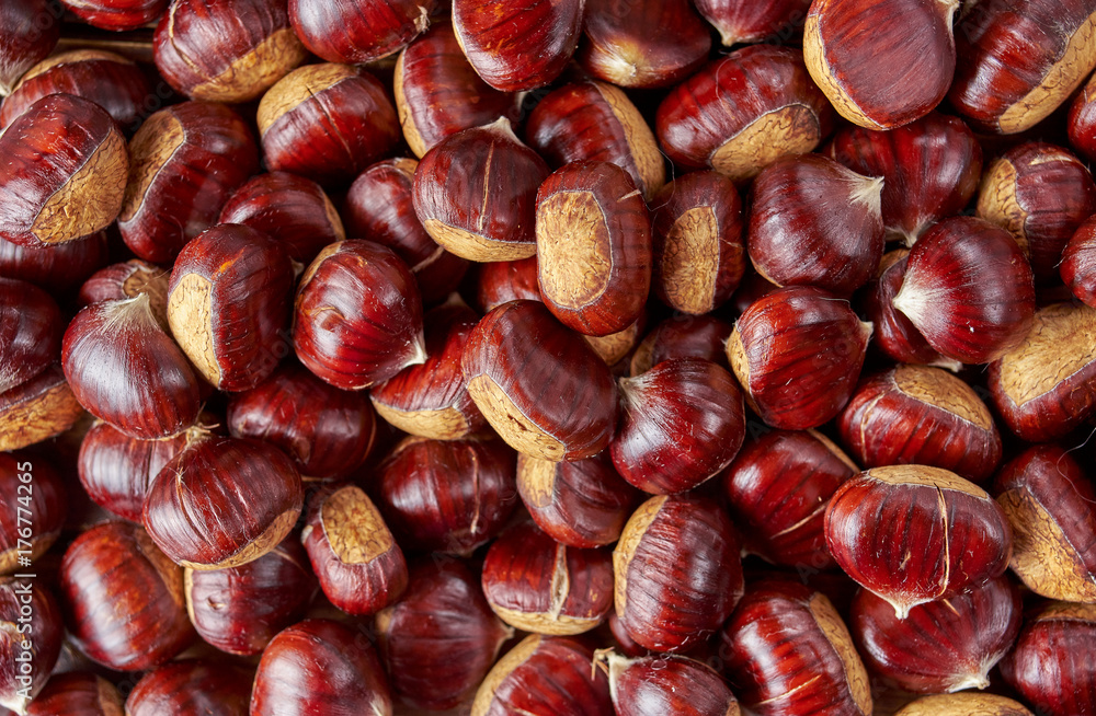 Obraz premium Top view of chestnuts background