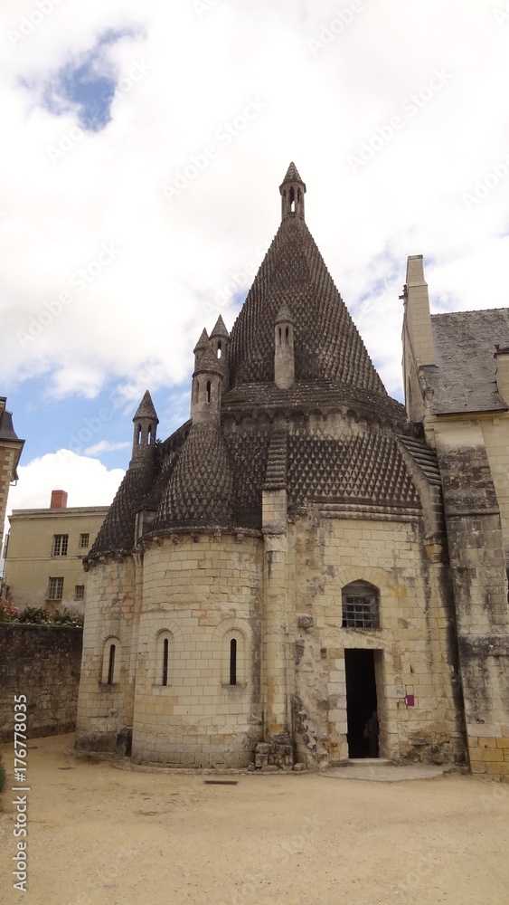 France abbaye Notre-Dame de Fontevraud bénédictine cuisine huit absidioles toit écaille cathédrale saint front périgueux 
