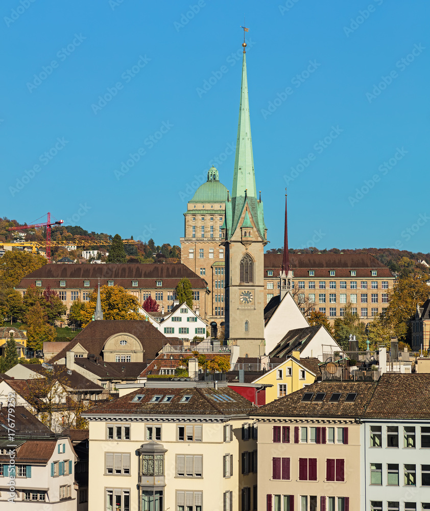 Obraz premium Buildings of the city of Zurich as seen from the Lindenhof park in autumn